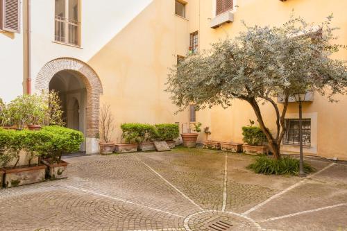 Quiet Trevi Fountain Apartment Courtyard & Patio - Tap to explore photos