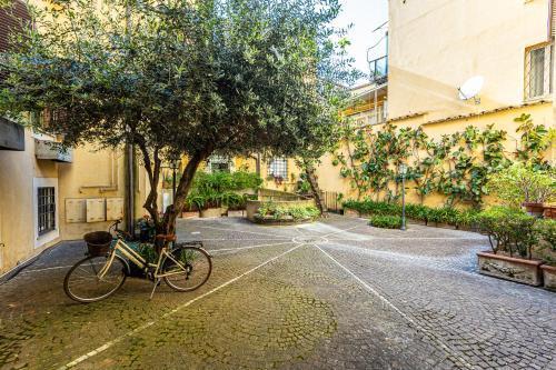 Quiet Trevi Fountain Apartment Courtyard & Patio