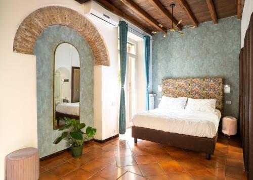 Quiet Trevi Fountain Apartment Courtyard & Patio - Tap to explore photos