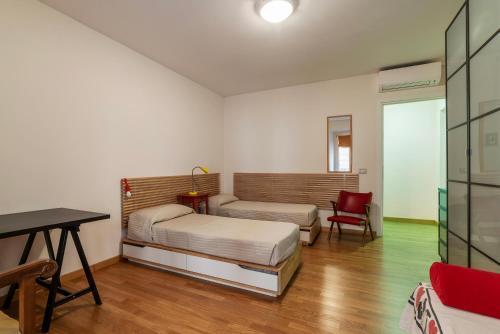 Roma Termini Comfy Apartment - Tap to explore photos