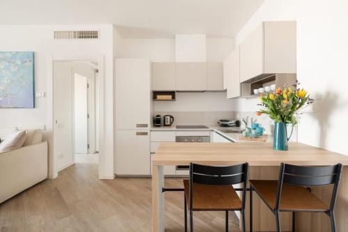 Trastevere Contemporary Apartment - Tap to explore photos