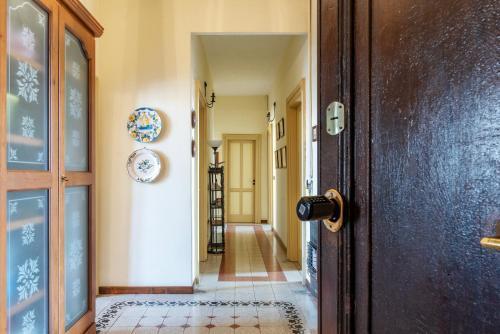 Piazza Vittorio Emanuele II Classic Apartment - Tap to explore photos