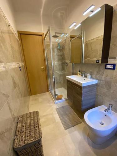 Ralu's Confort in Rome - Tap to explore photos