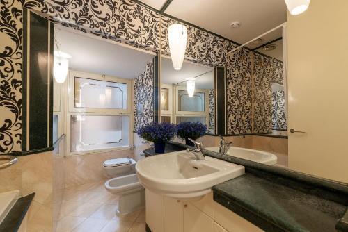 Piazza di Spagna 90 Exclusive Apartment - Tap to explore photos
