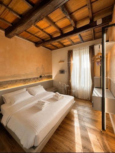 Trevi Steps Room Type - Deluxe Junior Suite