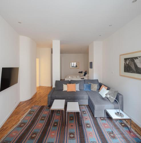 Modern pied a terre near Piazza Navona - Tap to explore photos