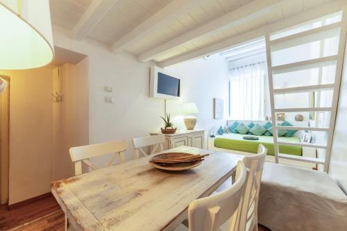 Spanish Steps Splendid Apartment - Tap to explore photos