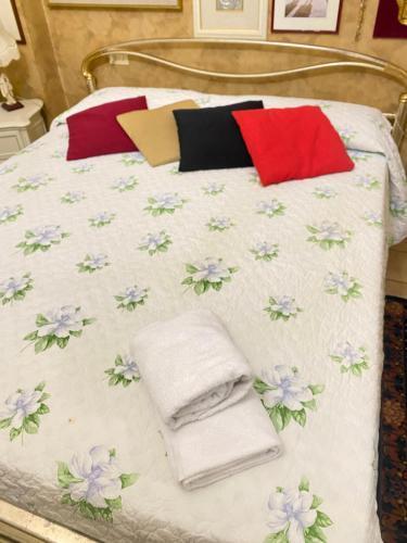 Room near San Pietro and Vaticano - Tap to explore photos