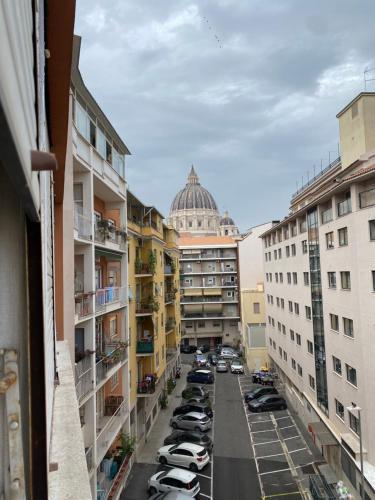 Room near San Pietro and Vaticano - Tap to explore photos
