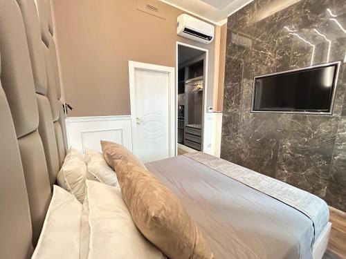 Lary's Rooms - Vaticano - Tap to explore photos