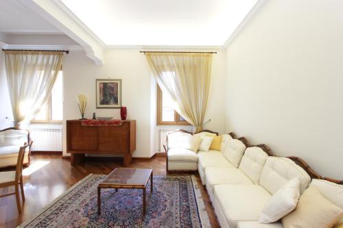 Modena Flat - Tap to explore photos