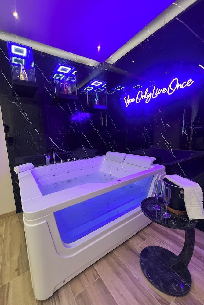 Raffaelli Suite Room Type - King Room with Spa Bath