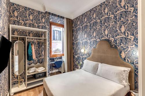Townhouse Condotti 29 - Tap to explore photos