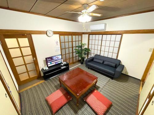 Tatami house Skytree view Asakusa line - Tap to explore photos