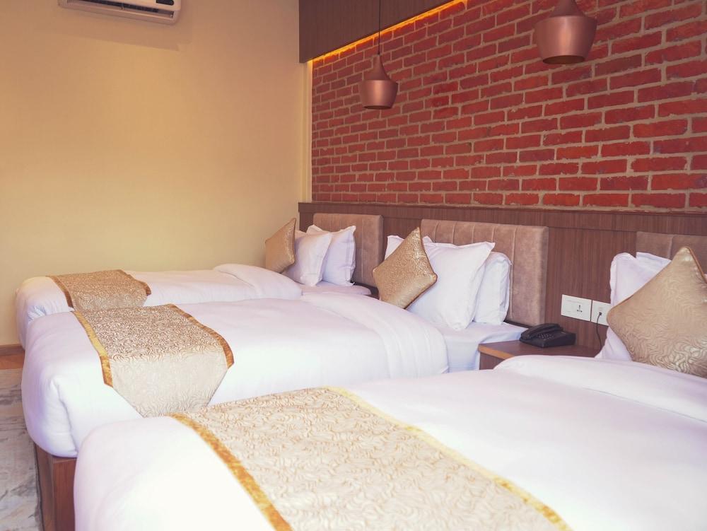 Temple Himalaya Hotel and Spa Room Type - Family Room, Balcony, Lake View