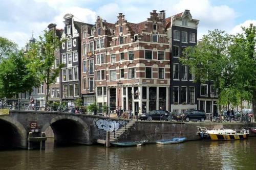NEW 4p renovated apartment @BEST location Jordaan - Tap to explore photos