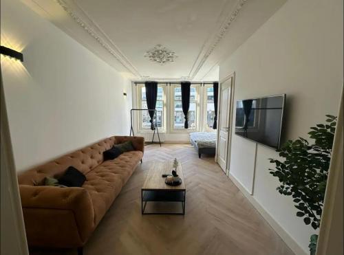 Trendy City Apartment - Tap to explore photos