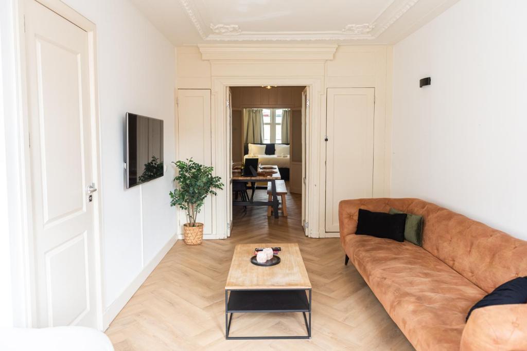 Historic Canal House Apartment - Tap to explore photos