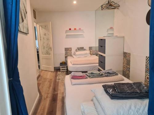 Nice 2 double Bed in sunny House in Amsterdam west - Tap to explore photos