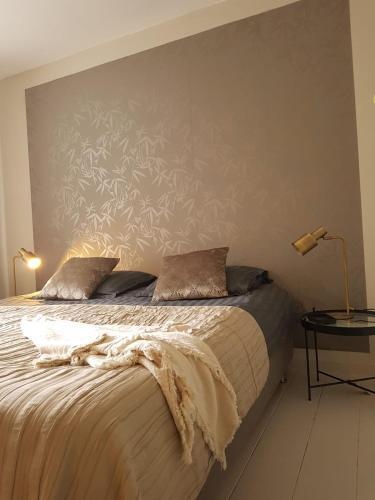 The Superstay Boutique guestroom - Tap to explore photos