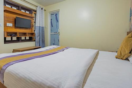 OYO 821 Hotel Gauri - Tap to explore photos