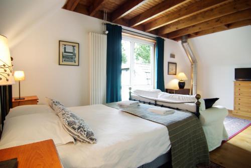 Tranquil wooden house with free parking