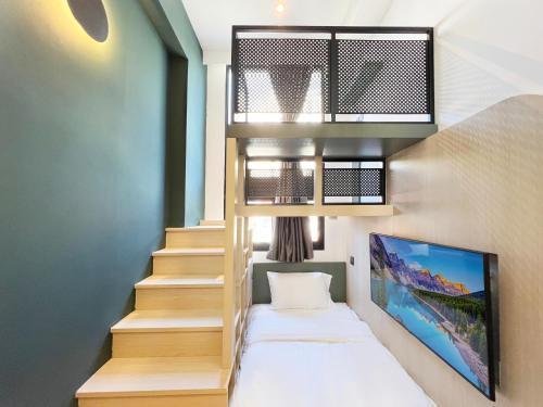 Coliwoo 268 River Valley - CoLiving - Tap to explore photos