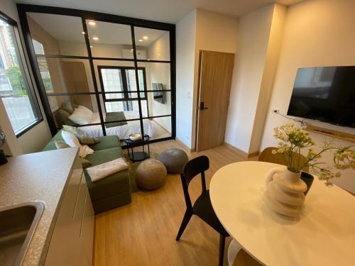 3 Bed 3 Bath / Luxury / 1 min walk to BTS Asok - Tap to explore photos