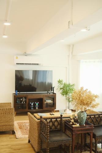 Private Full-Floor Spacious 5BR in China Town - Tap to explore photos