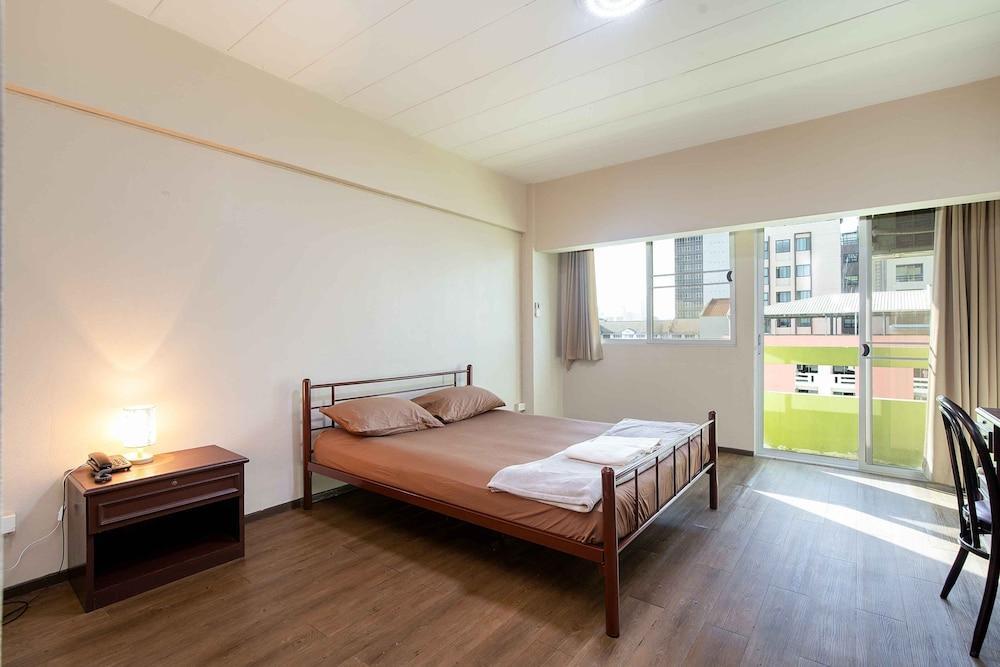 Petch Tower Ekkamai Room Type - Double Room, Balcony