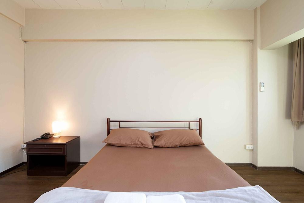 Petch Tower Ekkamai Room Type - Double Room, Balcony, Garden View