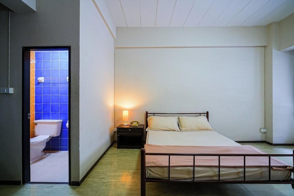 Petch Tower Ekkamai Room Type - Economy Double Room