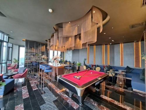 Downtown Chic Condo High Floor #ES54624 - Tap to explore photos