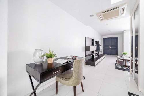 MIQ_home404/Asok BTS/Resort Pool/10pax/1000mbWifi - Tap to explore photos
