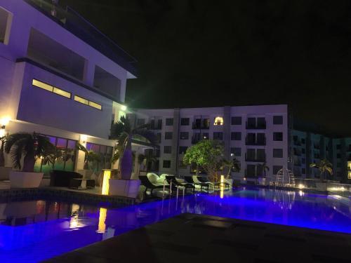 豪华两房两卫2 bedrooms 2 bathrooms 泳池公寓Arcadia beach 靠近步行街 生活便利