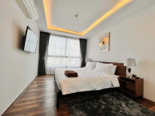 BETTER THAN HOME 1 Bedroom in Peak Towers - Tap to explore photos