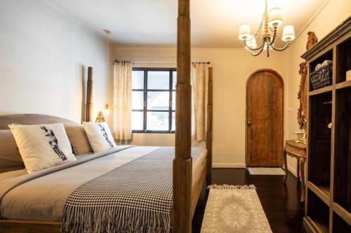 Beautiful 3 Bedroom Baroque House near Asoke BTS - Tap to explore photos