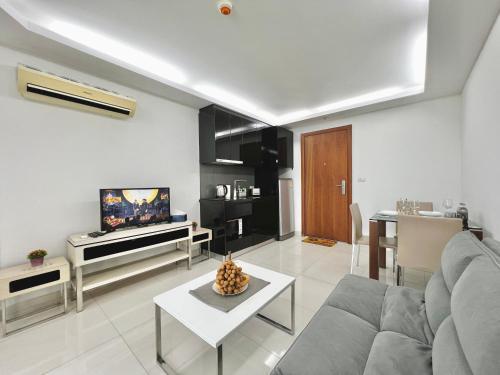 Club Royal Condominium Wongamat 1 bedroom on the first line of the sea - Tap to explore photos