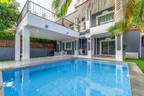 Luxury 5 Bedrooms Pool Villa with Terrace