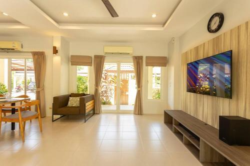 Sunny pool villa Rawai, close to amenities #v87 - Tap to explore photos
