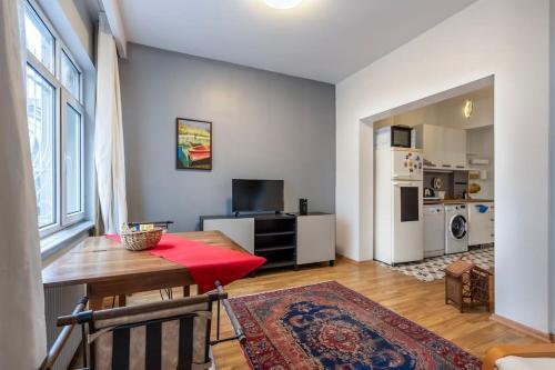 Cihangir Charm:Sunny 1BR Retreat