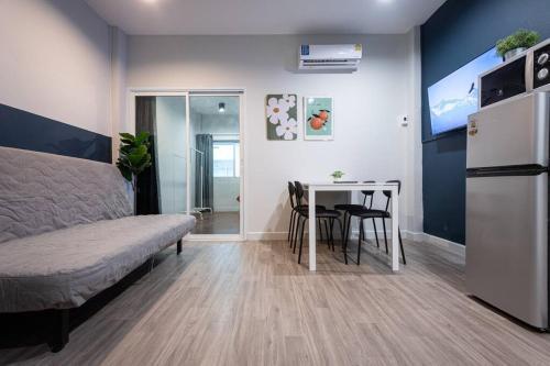 A2 Comfortable space wt Kitchen - Tap to explore photos