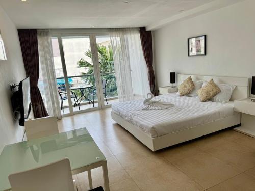 Centara Avenue Residences 1 bedroom Pattaya Center near beach shopping mall - Tap to explore photos