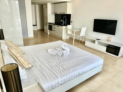 Centara Avenue Residences 1 bedroom Pattaya Center near beach shopping mall - Tap to explore photos