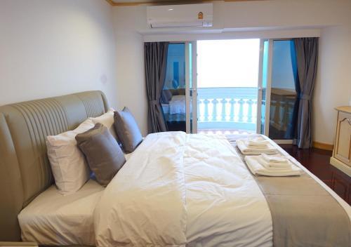 Spacious Seaview 3BR Apartment:Direct Beach Access - Tap to explore photos