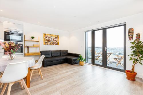 Sensational 2BR wViews & Balcony in Wandsworth - Tap to explore photos