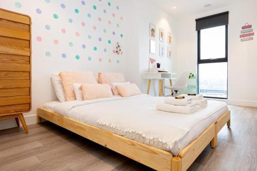 Sensational 2BR wViews & Balcony in Wandsworth - Tap to explore photos