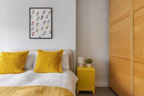 Free Parking - 15min to Central London! - Tap to explore photos