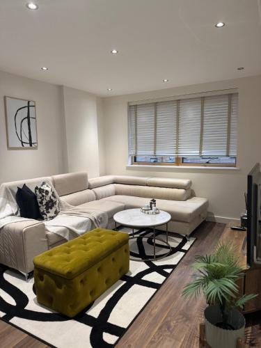 Modern & stylish 1 bedroom apartment, sleeps 4, London - Tap to explore photos
