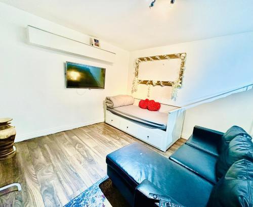 Stay in London - CENTRAL LONDON 30 minutes - WIMBLEDON 14 mins - Tap to explore photos